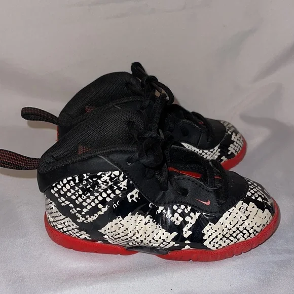 Toddler Nike foamposits sneakers